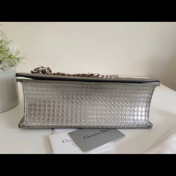 DIOR
Metallic Patent Micro-Cannage Medium silver - Picture 5 of 12
